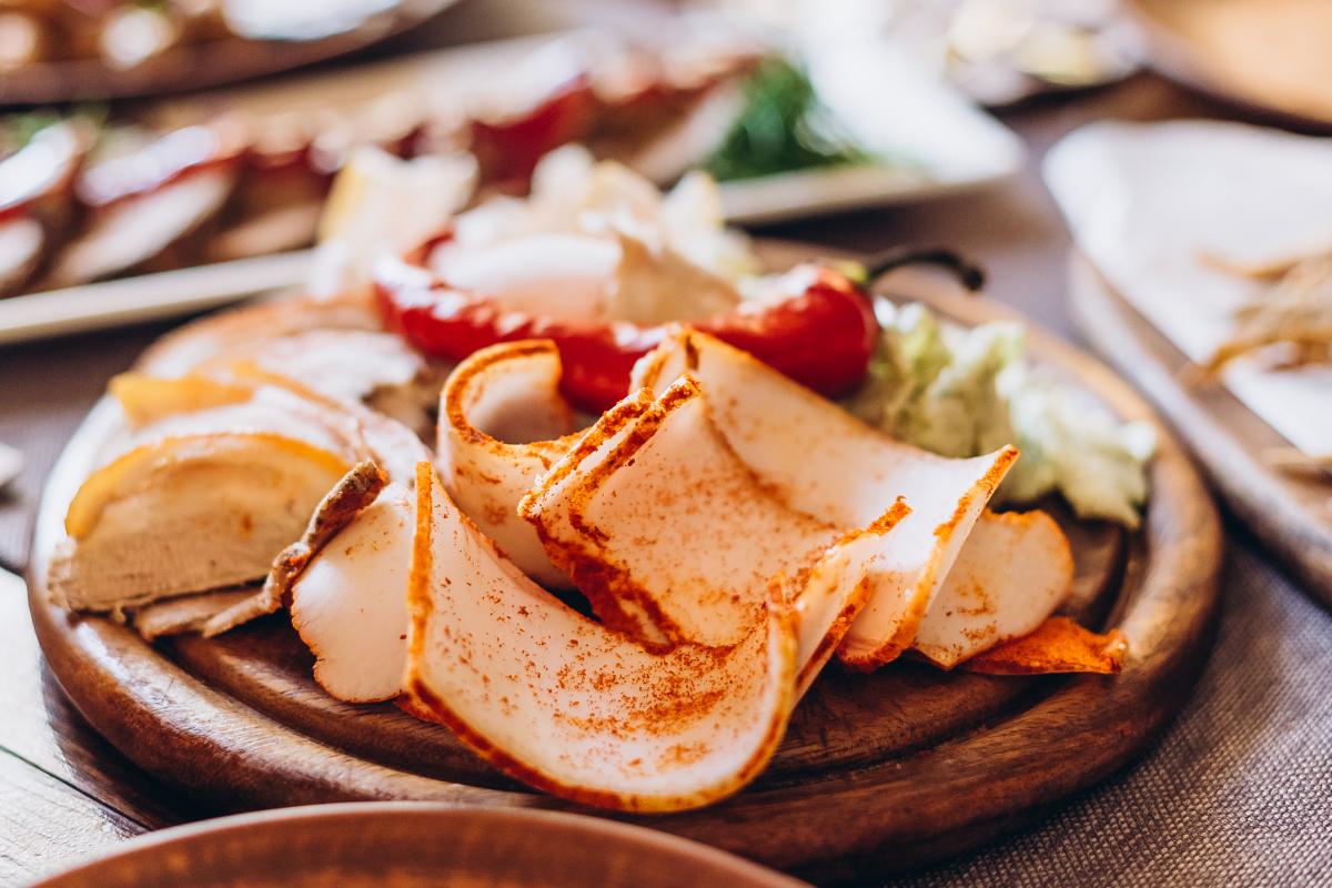 Sådan salter du svinefedt på ukrainsk vis i en krukke: du vil kunne spise det med dine læber